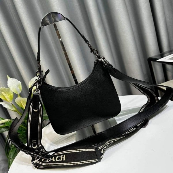 Coac_h Signatur_e Crossbody Hobo Black