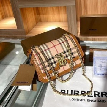 BURBERR_Y TB SIGNATURE CHAIN SLING BAG